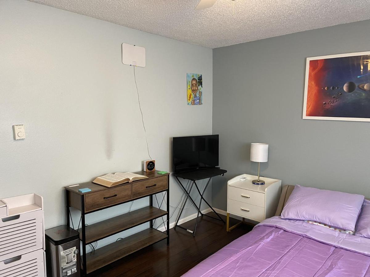 Shared Space With Private Room In Beautiful Lakefront Apartment Federal Way Bagian luar foto